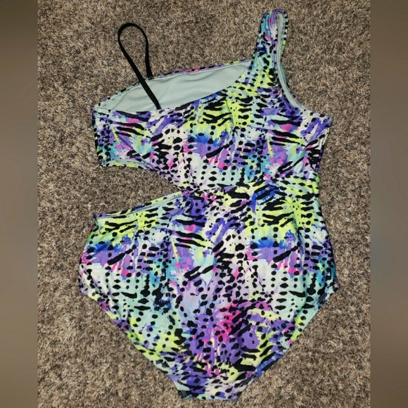 Wonder Nation| One-Piece Swimsuit with Keyhole Detail - Picture 5 of 5